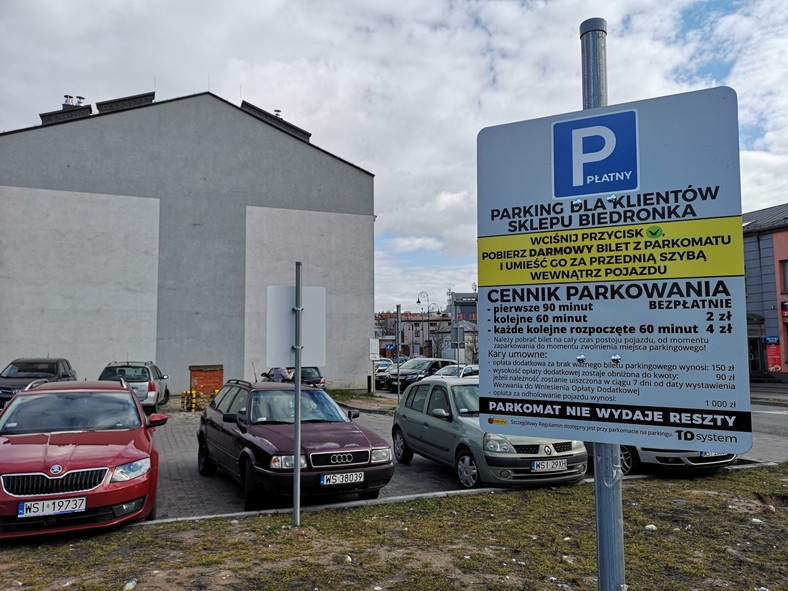 Parkowanie na parkingu przed sklepem