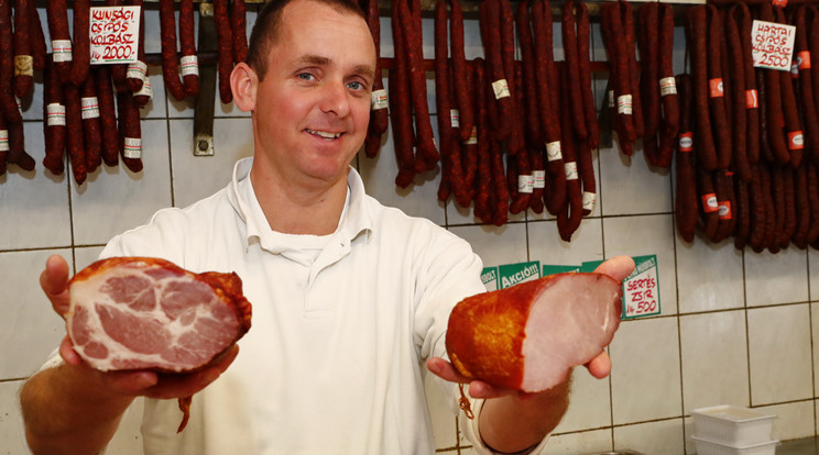 Vannak, akik a szaftosabb részeket szeretik, de akad,
aki húsvétkor is spórol a kalóriákkal, s inkább a sovány felsálat, frikandót részesíti előnyben /Fotó: Fuszek Gábor