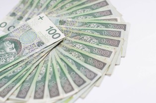 Dodatek urlopowy 2025 - ile wynosi netto, kiedy się należy? Kiedy złożyć wniosek o świadczenie urlopowe?