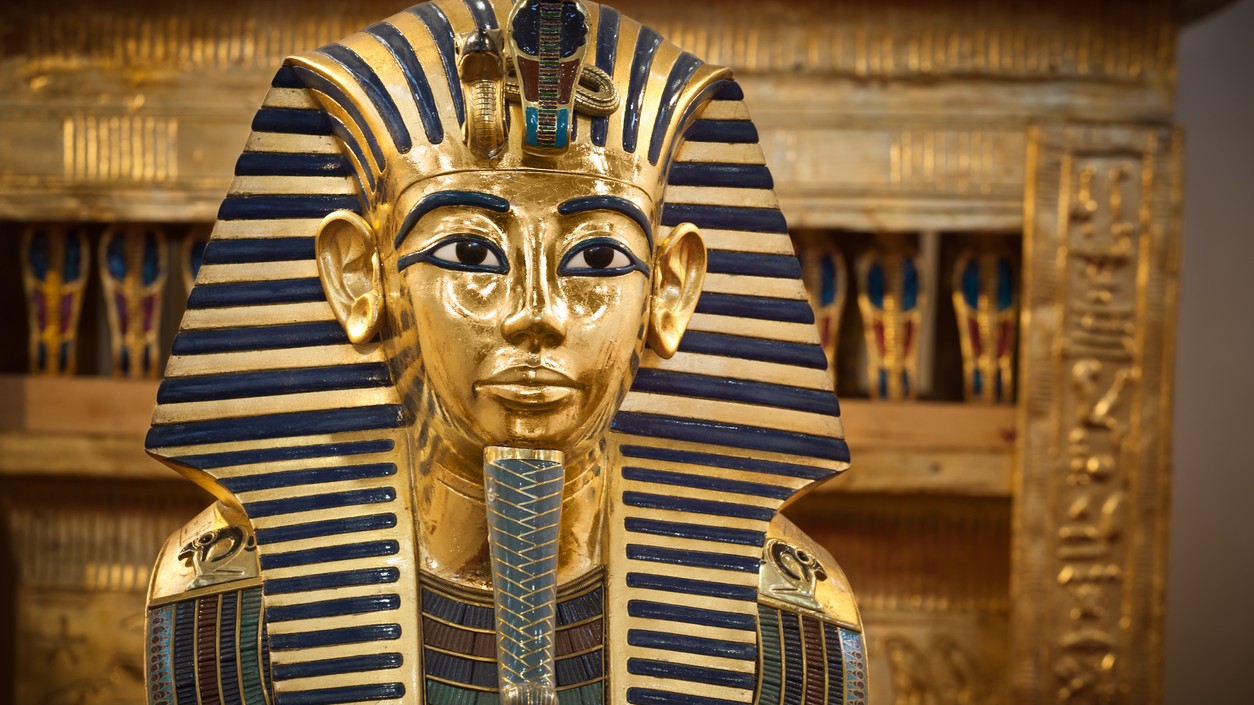 Zlatá pohrebná maska faraóna Tutanchamóna vystavená v múzeu v egyptskej Káhire. Nový archeologický výskum lebiek starých približne 5 000 rokov naznačuje, že v období prvých egyptských dynastií mohli byť služobníci rituálne zabíjaní, aby svojich panovníkov sprevádzali do posmrtného života. (Ilustračný obrázok)