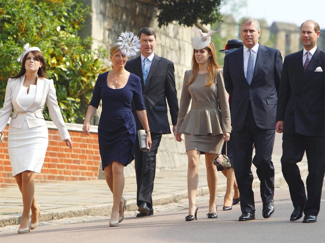 Brytyjska rodzina królewska w drodze na wielkanocne uroczystości