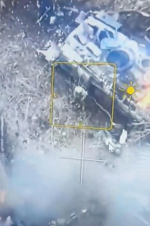 Rosjanie na polu minowym widziani z drona