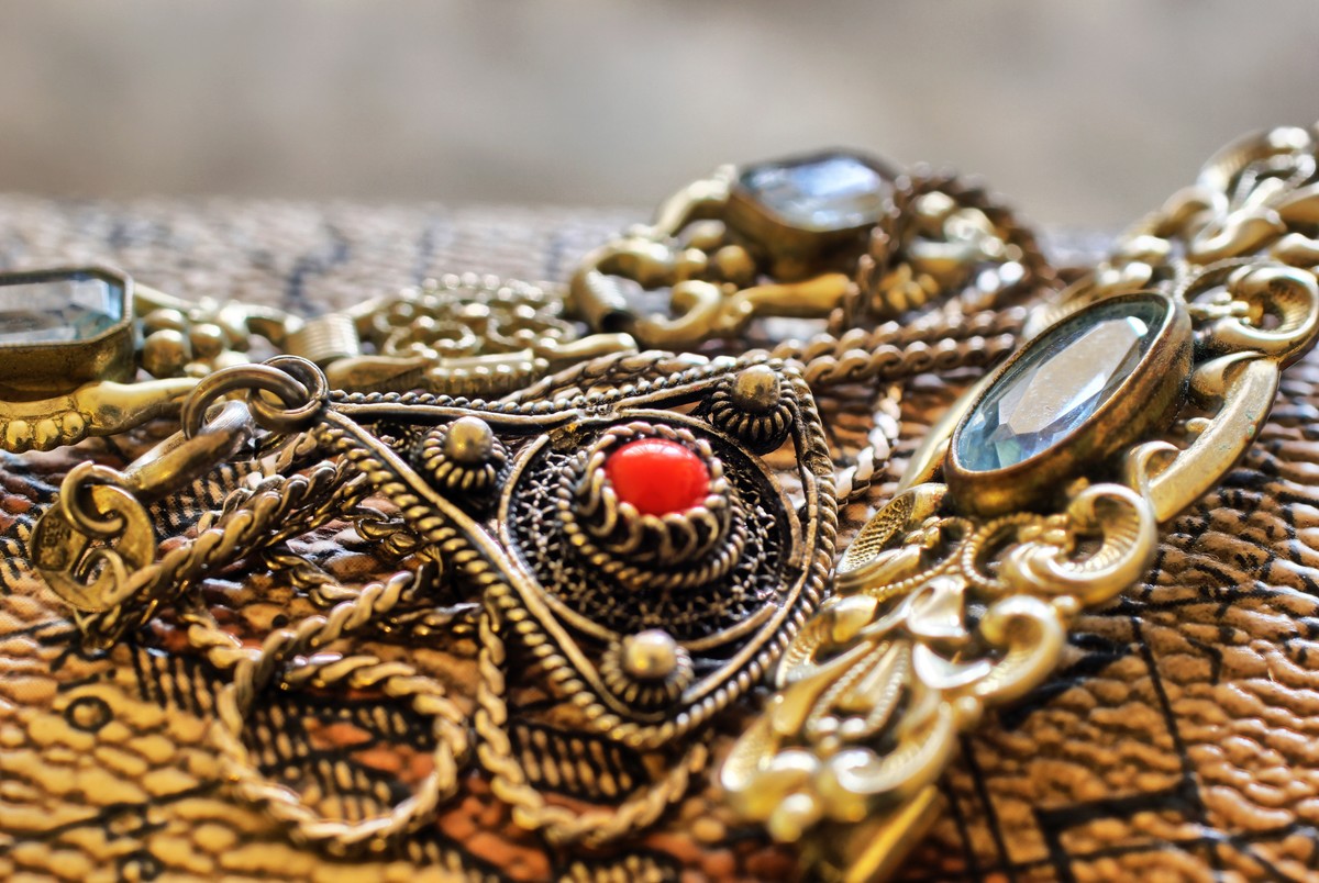 Polska potęgą w produkcji biżuterii ze szkła ołowiowego? Sensacyjne wyniki badań