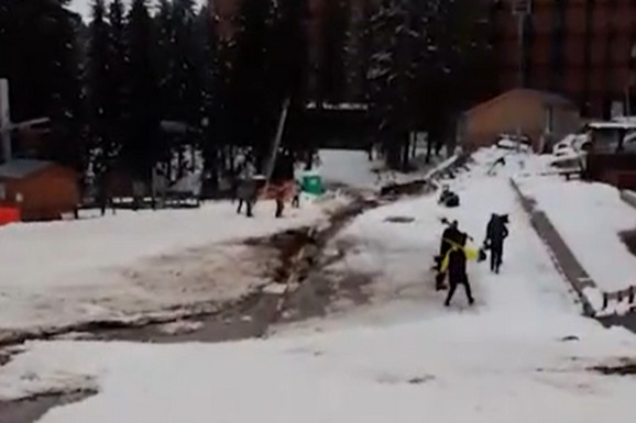 Fekalije se izlile u jezero za snežne topove, skijaške staze bile ŽUTE I SMRDLJIVE: Kopaonik, planina sa velelepnim vilama i septičkim jamama (VIDEO)