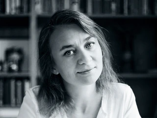 Anna Alboth - aktywistka, dziennikarka, podróżniczka, obecnie związana z organizacją Minority Rights Group, w ramach której prowadzi szkolenia dla dziennikarzy podejmujących tematy mniejszości. W grudniu 2016 roku zorganizowała Civil March for Aleppo, w którym wzięło udział 3,5 tys. osób z 62 krajów. W ciągu 232 dni przeszli około 4 tys. km i przekroczyli granice 12 państw, pokonując w drugą stronę trasę, którą uchodźcy z Syrii zmierzają do Europy. Anna była jednym z pięciu uczestników marszu, którzy przeszli całą drogę od początku do końca. Na kilku odcinkach trasy towarzyszyli jej mąż Thomas oraz córki Hania i Mila. W 2018 roku inicjatywa została nominowana do Pokojowej Nagrody Nobla