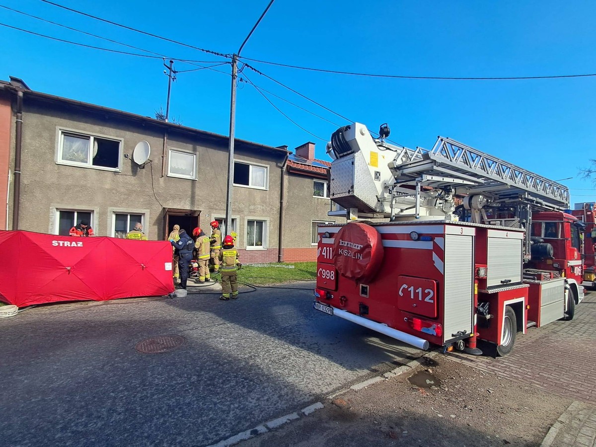 Strażacy pukali i pukali, ale lokator nie reagował. Prawda była dramatyczna