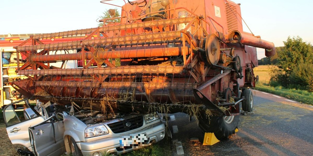 Filipów. Kombajn zmiażdżył auto, którym podróżowała kobieta z trójką dzieci.