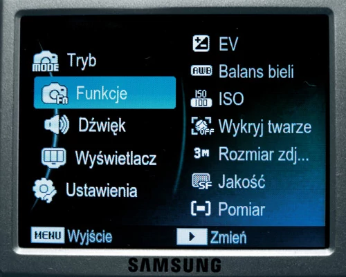 Aparat Samsung ES15 wyposażono w atrakcyjnie wyglądające i intuicyjne menu. Po wybraniu głównej kategorii (z lewej strony) wyświetlają się jej podkategorie