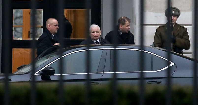Prezes PiS Jarosław Kaczyński wychodzi po spotkaniu w Pałacu Prezydenckim