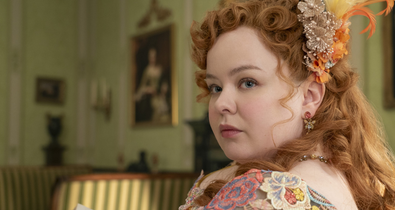 Elsöprő magyar siker! A Bridgerton színésznője magyar tervező ruhájában pózol