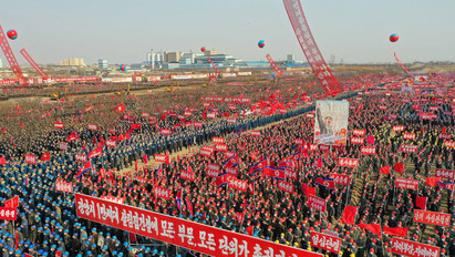 Mégis milyen világjárvány? Tömegek vonultak az utcára, gigászi ünnepséget tartottak Észak-Koreában