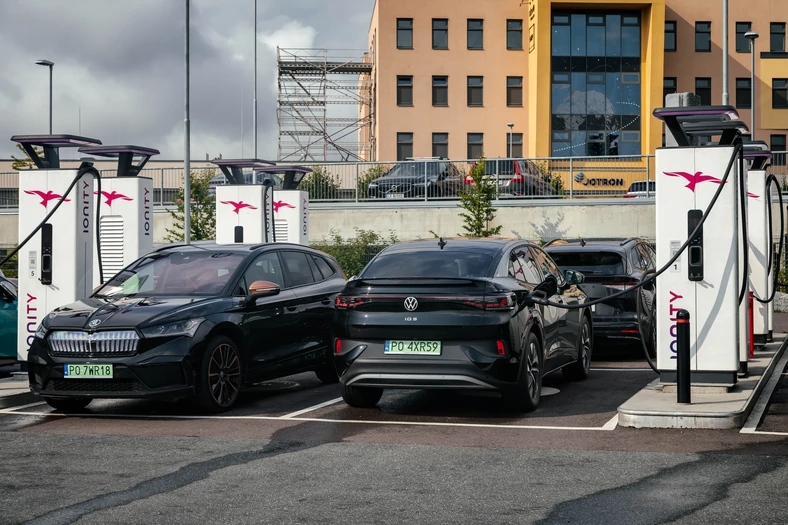 Na przyautostradowej stacji paliw w pobliżu miejscowości Larvik znajdowało się tylko 12 dystrybutorów paliw (95 okt. i ON) i aż 34 szybkie ładowarki, w tym Ionity o mocy 350 kW.