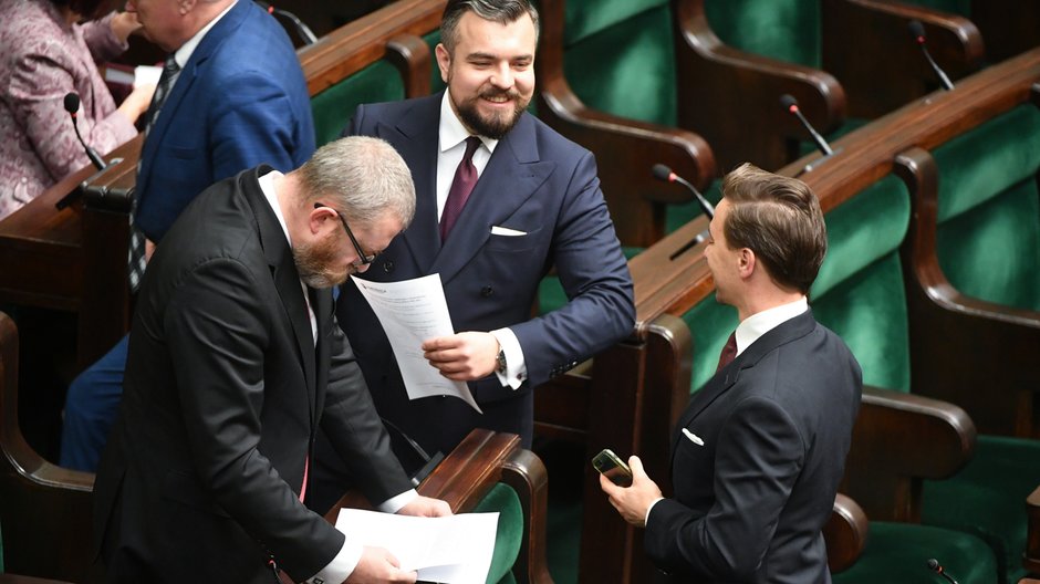 Posłowie Konfederacji Krzysztof Bosak, Grzegorz Braun i Michał Urbaniak w Sejmie