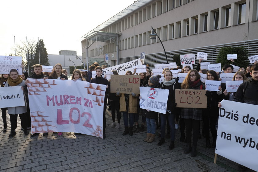 Jaworzno. Uczniowie i mieszkańcy protestują przeciwko likwidacji szkół