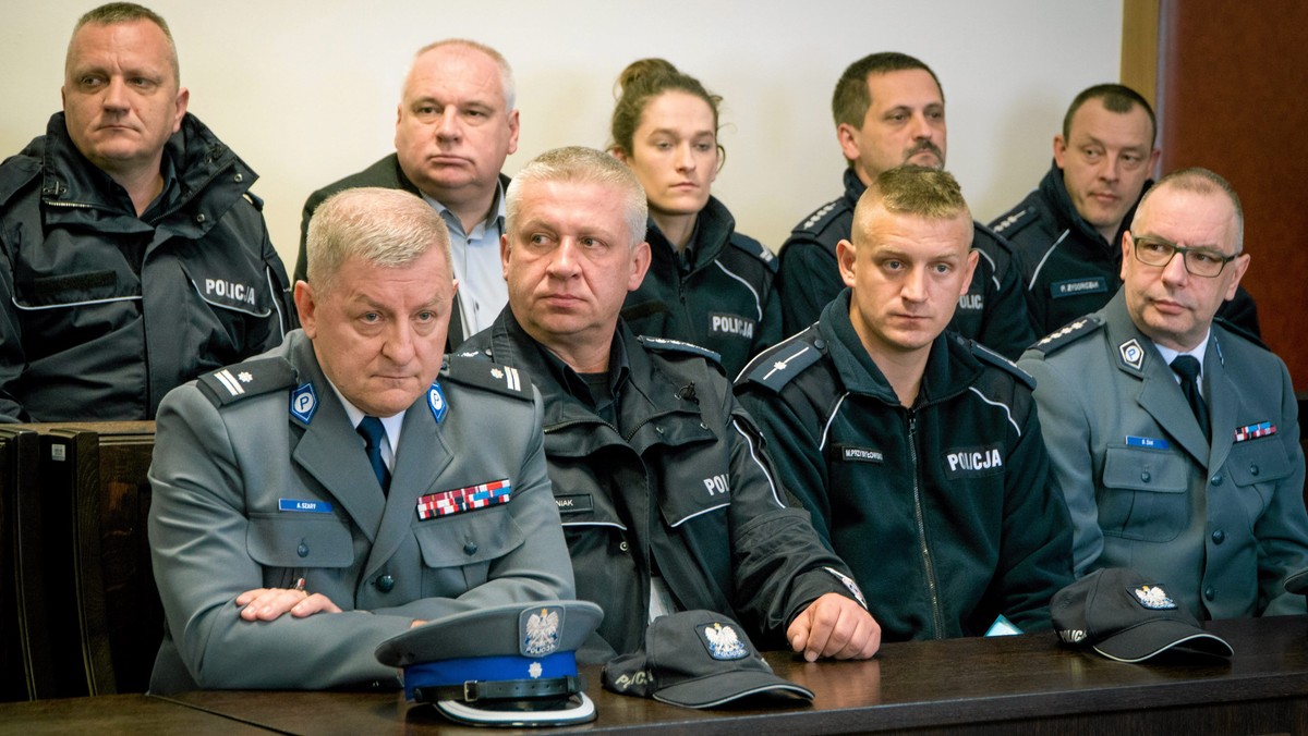 To wynik kontroli, jaką przeprowadziło Biuro Spraw Wewnętrznych Komendy Głównej Policji, która dotyczyła ewentualnych nieprawidłowości w zarządzie NSZZ policjantów z Wielkopolski. Chodzi m.in. o sfinansowanie ze związkowych pieniędzy wesela syna podinsp. Andrzeja Szarego, szefa wielkopolskich związkowców. Ponadto pieniądze z funduszy socjalnych miały być nieprawidłowo rozdzielane i trafiać do rodzin kierownictwa związku.