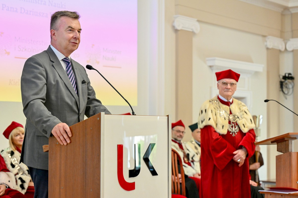 Minister nauki Dariusz Wieczorek i rektor UJK prof. dr hab. Stanisław Głuszek na obchodach Święta Uczelni na Uniwersytecie Jana Kochanowskiego w Kielcach