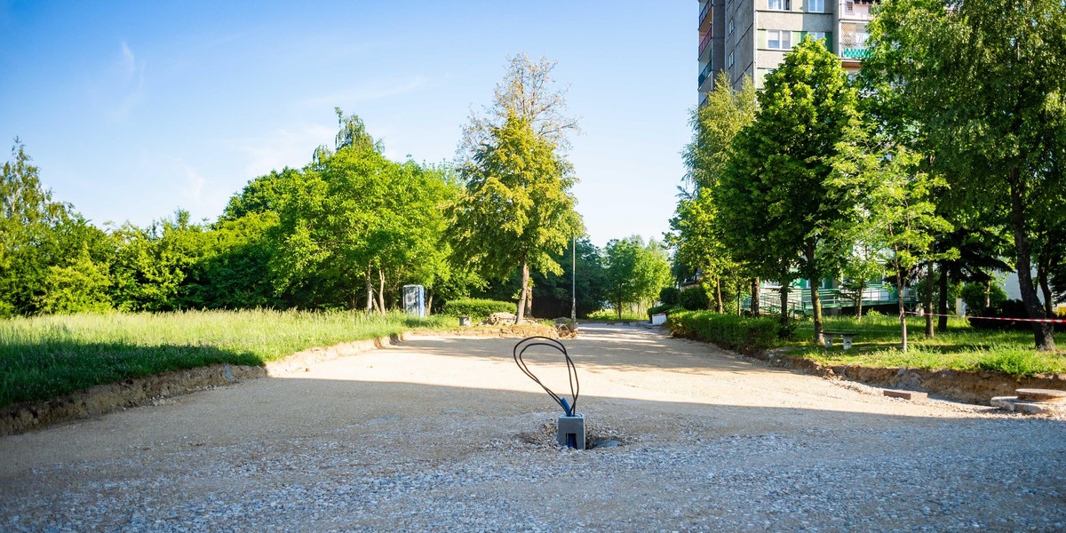 Lampa na środku drogi w Tarnowie