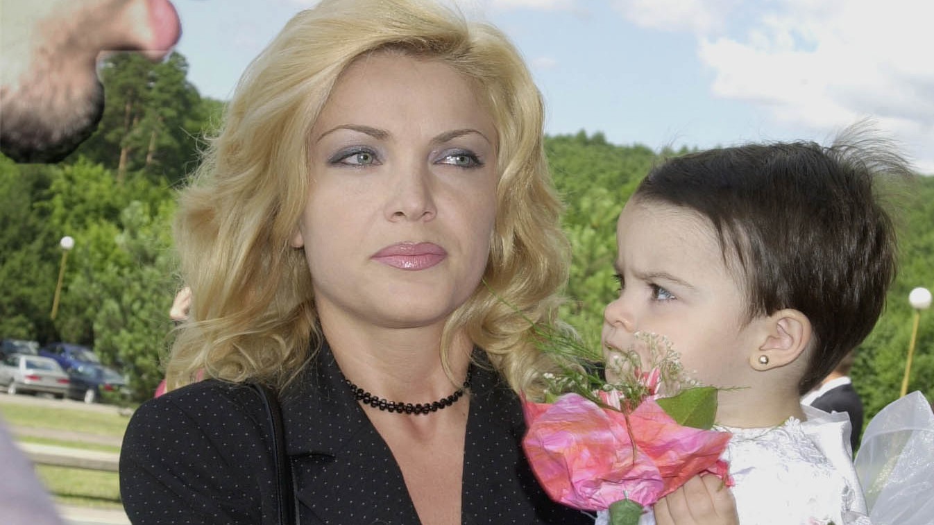 Gabriela Haršányová s dcérou zosnulého Chiarou na oficiálnej rozlúčke s Alexandrom Rezešem v roku 2002. 