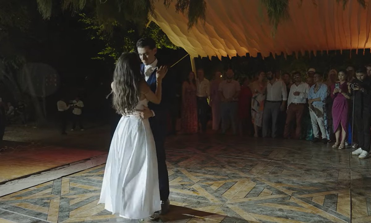 Pierwszy taniec jak spektakl. Para młoda zachwyciła internautów nietypowym występem. "To jest absolutnie piękne"