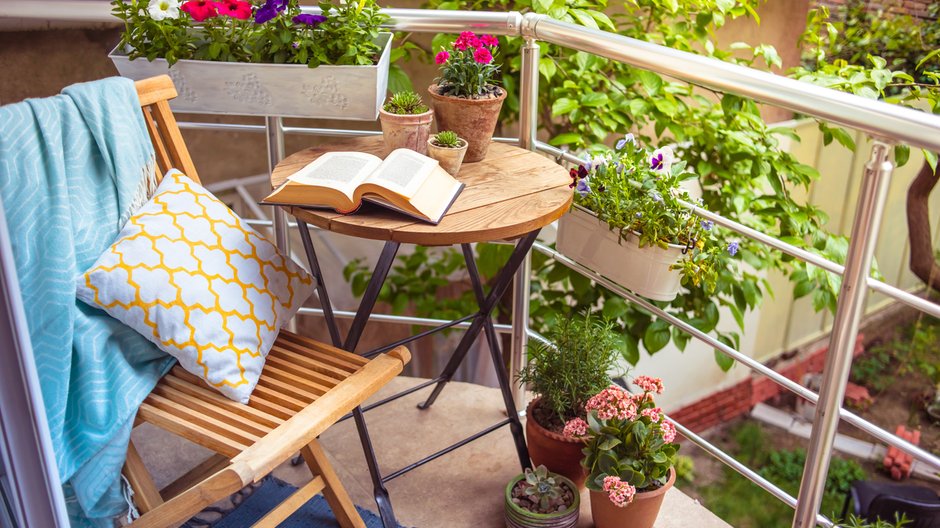  Pięć najmodniejszych mebli i dodatków na balkon