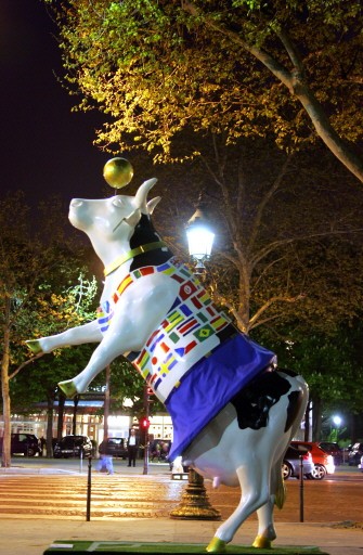 FRANCE-ART-AUCTION-VACHART-COW-PARADE