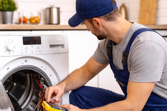 Cena servisa prelazi polovinu vrednosti novog proizvoda: Da li nova Direktiva EU i digitalni pasoš mogu da zaustave kulturu odbacivanja uređaja umesto popravke?