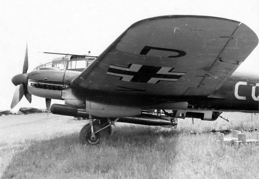 Widok z profilu na Heinkla He 111 uzbrojonego w torpedy lotnicze LT F5