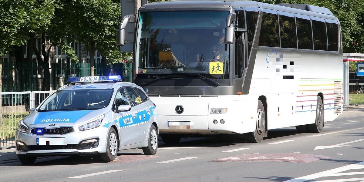 Wypadek w Parznicach. Autokar z dziećmi wylądował w rowie