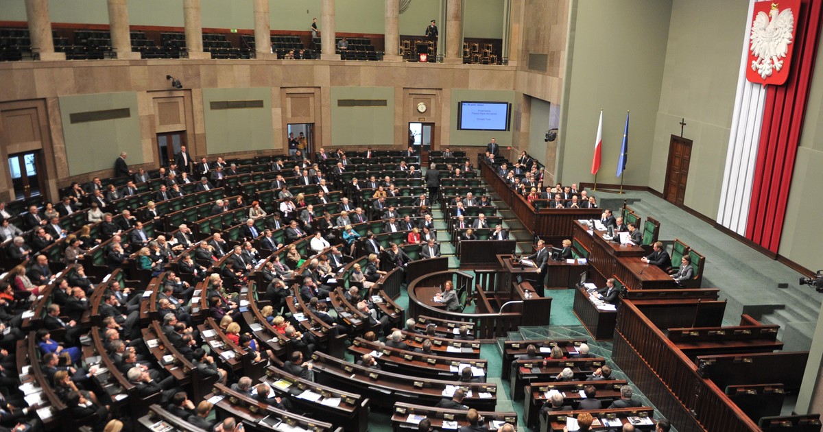 Ile Lat Trwa Kadencja Posłów I Senatorów Ile zarabiają posłowie?