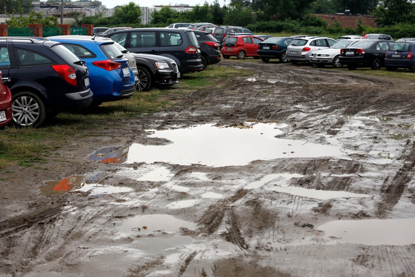 Błoto na prkingu koło Instytutu Onkologii w Gliwicach