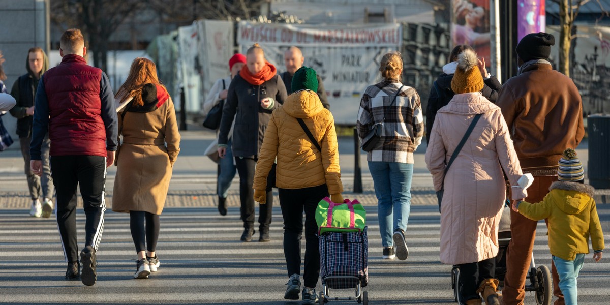 Zarabianie średniej krajowej w Polsce to wyraz już całkiem niezłego statusu majątkowego. Jednak przy dzisiejszej drożyźnie nawet to nie pozwala wszystkim z łatwością spiąć domowych budżetów.