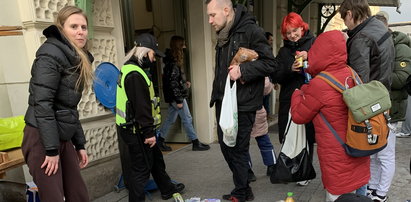 Uchodźcy z Ukrainy na dworcu w Przemyślu. Tak pomagają im Polacy. Te sceny wzruszają do łez
