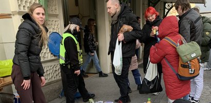 Uchodźcy z Ukrainy na dworcu w Przemyślu. Tak pomagają im Polacy. Te sceny wzruszają do łez