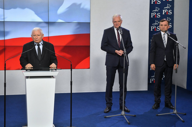 Warszawa, 26.09.2020. Prezes Prawa i Sprawiedliwości Jarosław Kaczyński (L), prezes Porozumienia Jarosław Gowin (C) oraz prezes Solidarnej Polski Zbigniew Ziobro (P) podczas oświadczenia dla mediów dot. podpisania umowy koalicyjnej Zjednoczonej Prawicy, 26 bm. w siedzibie Prawa i Sprawiedliwości przy ul. Nowogrodzkiej w Warszawie. (rp/doro) PAP/Radek Pietruszka