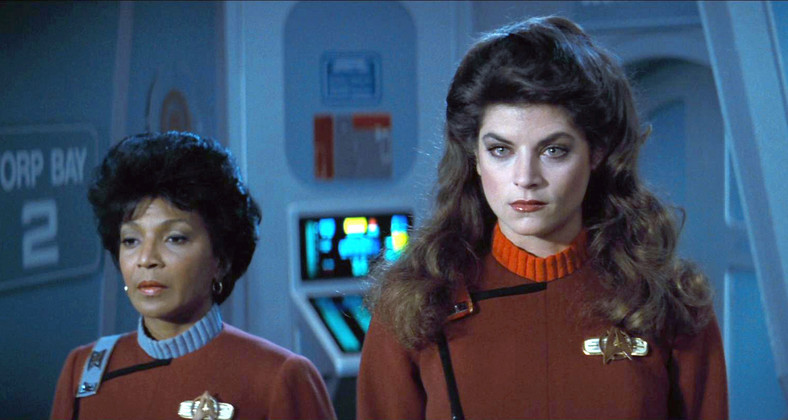 Nichelle Nichols i Kirstie Alley w filmie "Star Trek II: Gniew Khana"