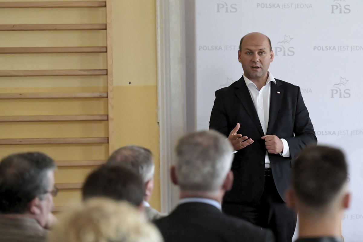 Sekretarz stanu w MZS Szymon Szynkowski vel Sęk podczas spotkania z mieszkańcami Kwidzyna