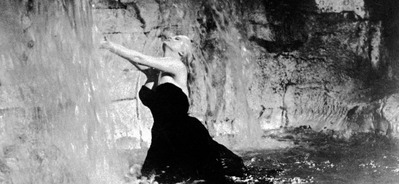Chciały być jak Anita Ekberg. Turystki wskoczyły do Fontanny di Trevi