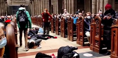 Ludzie w kościele zaczęli padać na ziemię. To był protest