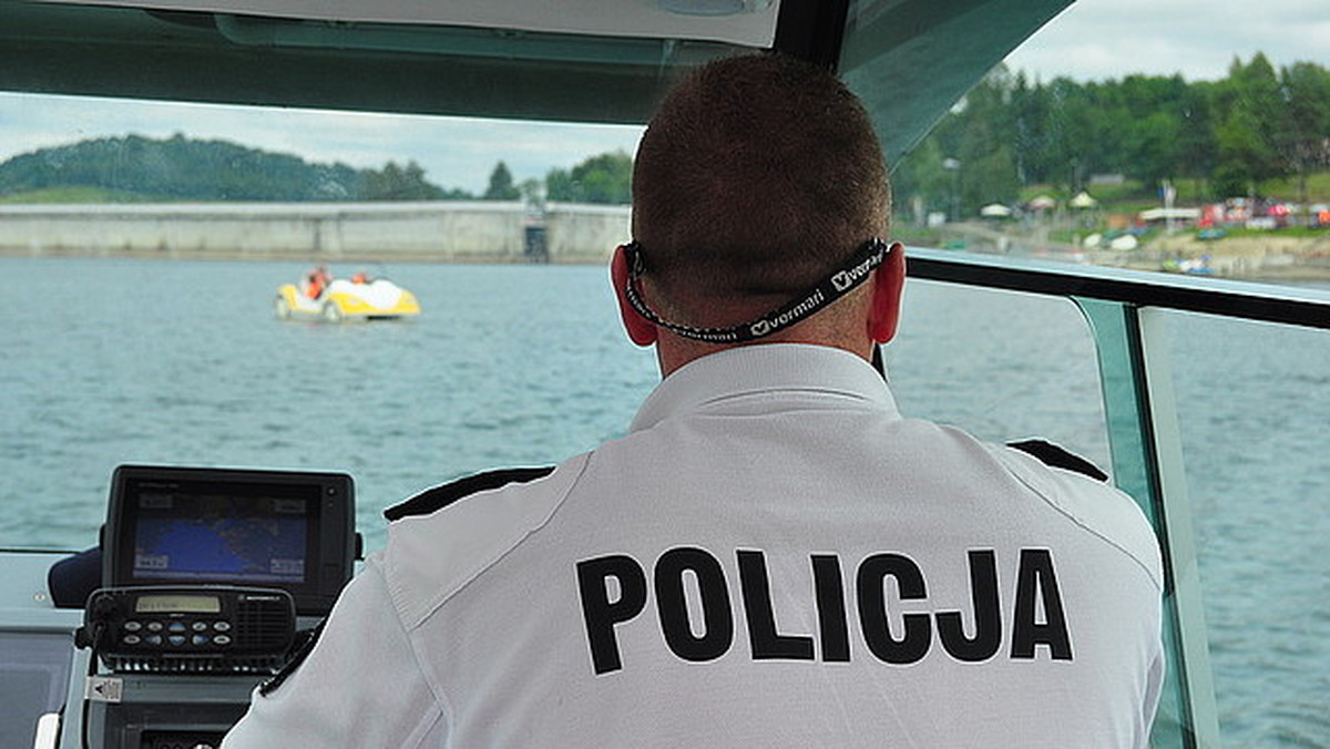 Cztery osoby, które pływały rowerem wodnym po Jeziorze Solińskim, uratowali lescy policjanci i ratownicy WOPR. Turystom nie udało się dotrzeć do brzegu przez nadchodzącą burzą.