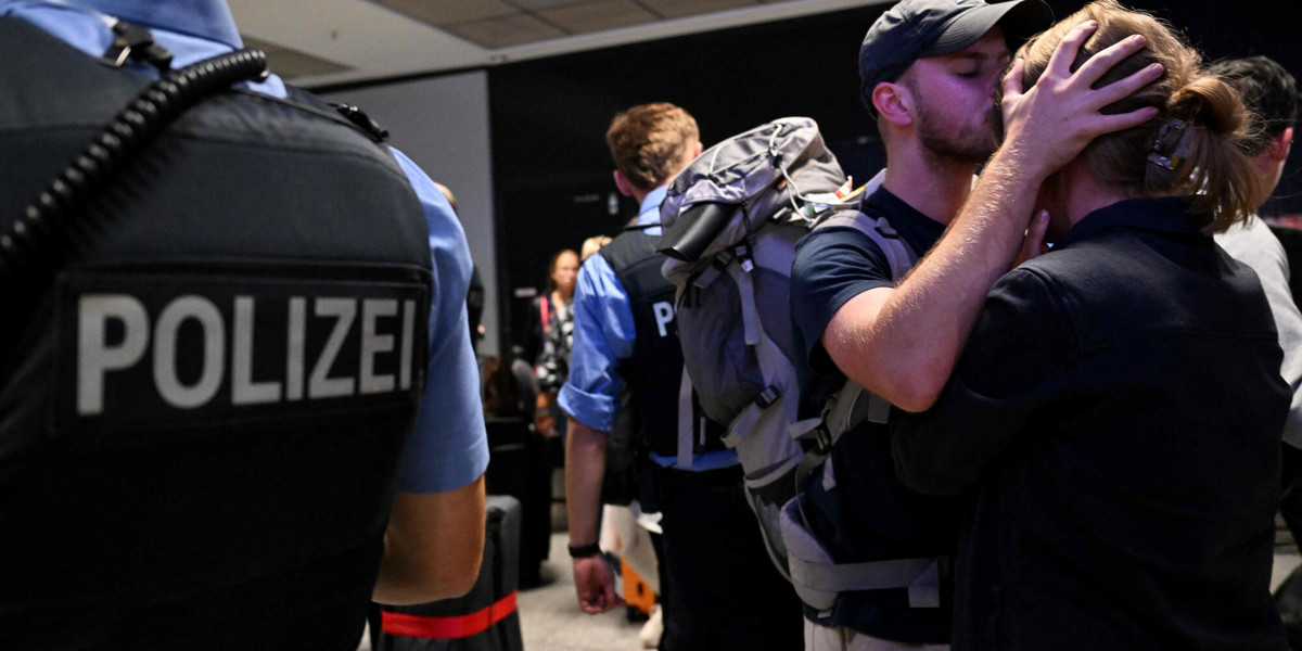 Pasażerowie na lotnisku we Frankfurcie nad Menem po powrocie z Izraela, 12 października 2023 r. Niemiecka linia lotnicza Lufthansa wykona 12 i 13 października kilka "lotów specjalnych" do Izraela w celu ewakuacji obywateli Niemiec. 