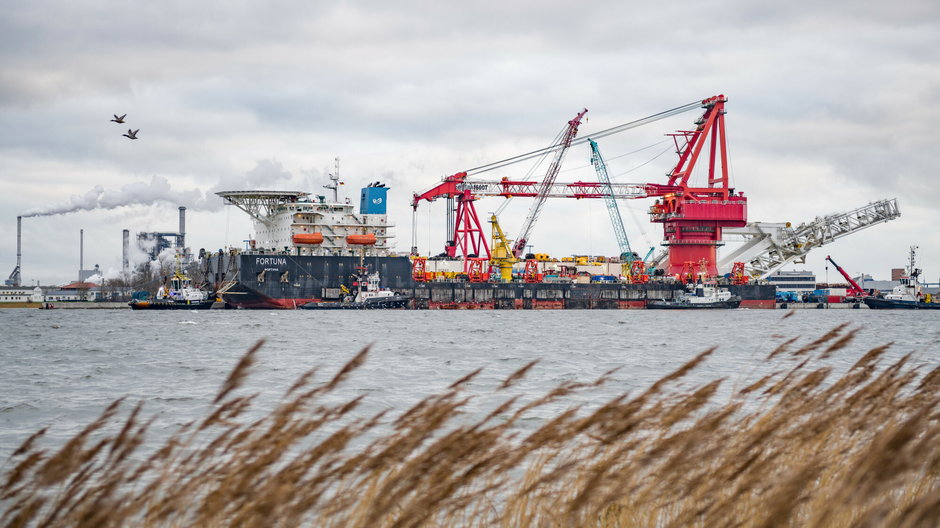 Rosyjski statek "Fortuna" widziany w porcie przed wznowieniem budowy Nord Stream 2 w Wismarze w Niemczech