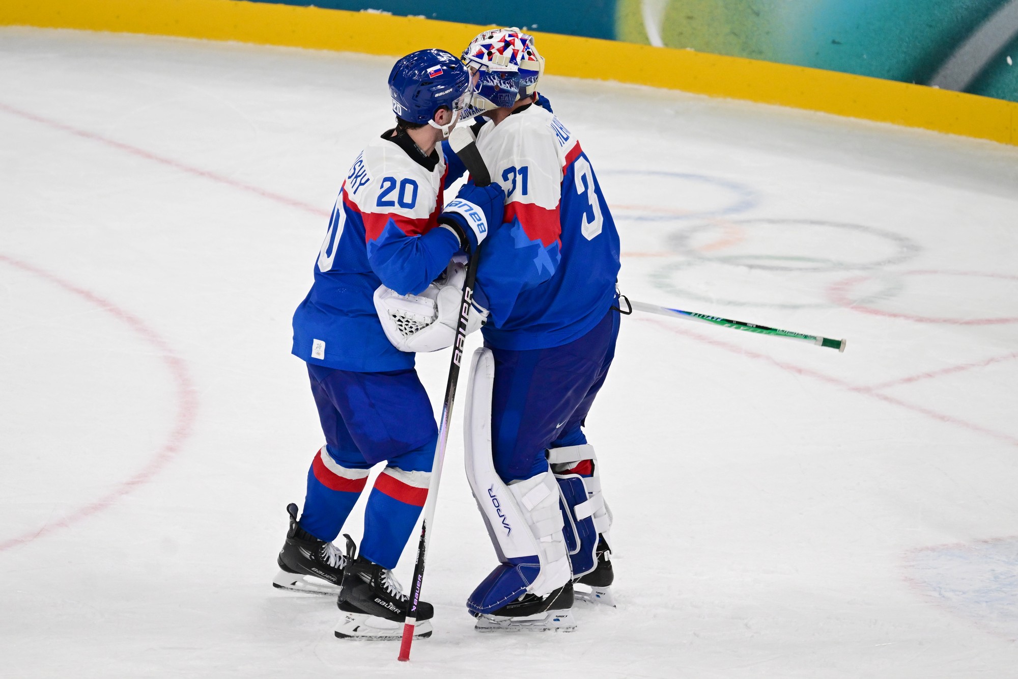 Slovenskí hokejisti zľava Juraj Slafkovský a brankár Samuel Hlavaj.