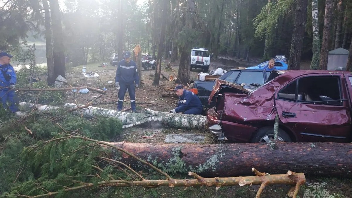 Według najnowszych danych osiem osób zginęło, a 29 zostało rannych po przejściu ostatniej nocy huraganu przez jezioro Jalczik w republice Mari El w środkowej Rosji.