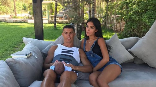 Cristiano Ronaldo várandós barátnője egy jachton mutatta meg gömbölyödő pocakját!