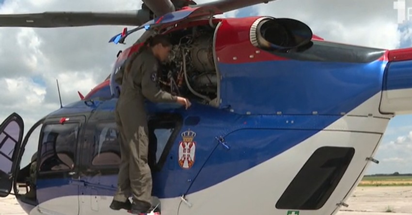 Neda Slavković kontroliše stanje helikoptera, vrši popravke i omogućava sigurno letenje
