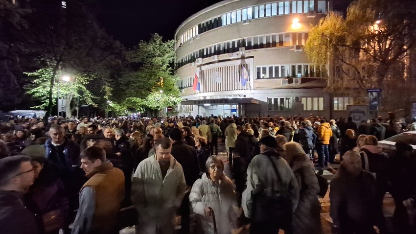 Građani ispred policijske stanice u Nišu