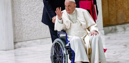 Papież Franciszek zdradza swój tajny lek na bolące kolano