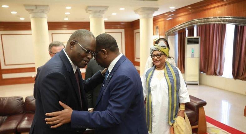 Macky Sall et khalifa Sall en accolade