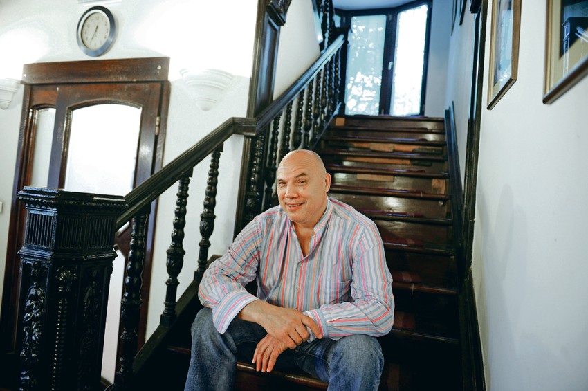 Poziranje: Na unutrašnjem stepeništu vile u centru Beograda