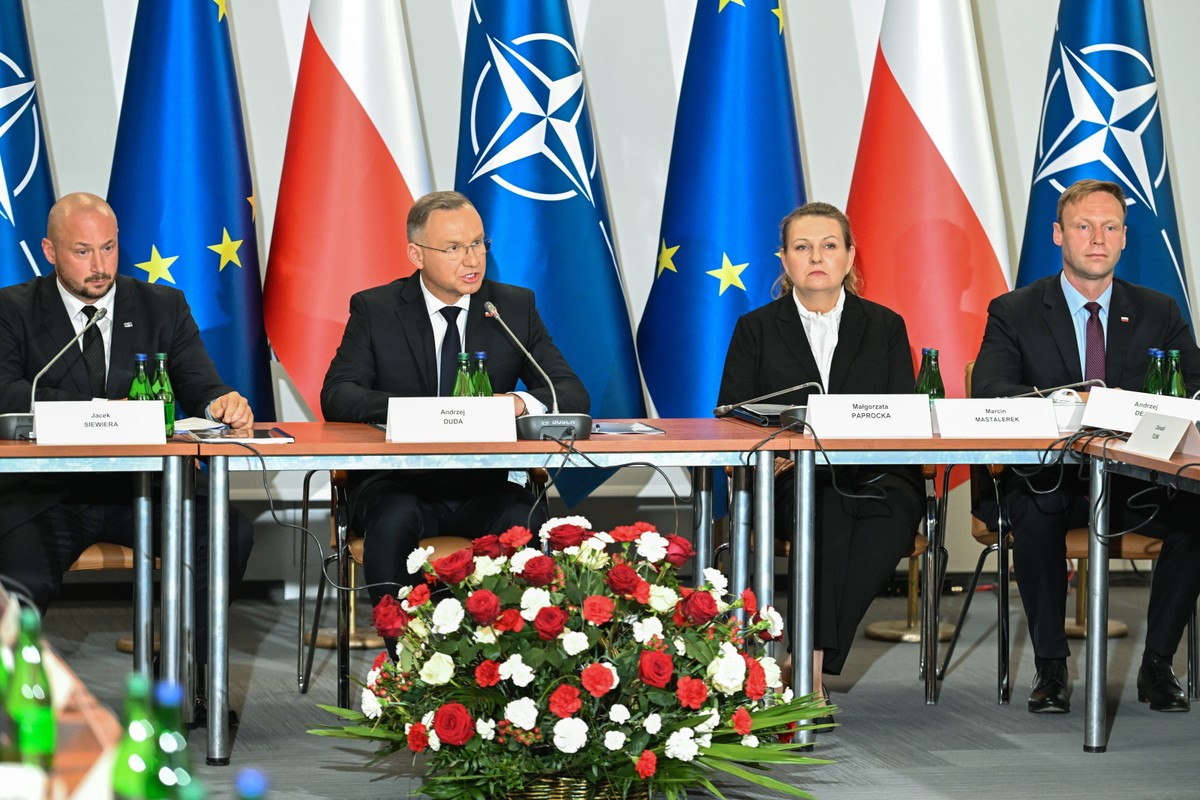 Prezydent RP Andrzej Duda Szef Biura Bezpieczeństwa Narodowego Jacek Siewiera sekretarz stanu w Kancelarii Prezydenta RP Małgorzata Paprocka oraz szef Gabinetu Prezydenta RP Marcin Mastalerek podczas posiedzenia Rady Bezpieczeństwa Narodowego w Białymstoku